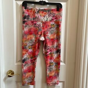🥑 Athleta Elation Capri bright bold floral print leggings:
